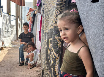 Displaced children staying at the Khan Younis Training Centre, the most overcrowded UN shelter in Gaza. With less than two square metres per person, many of the 22,000 displaced people at this facility stay outdoors. Photo by UNRWA