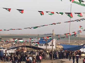 مظاهرة في سياق "مسيرة العودة الكبرى" بالقرب من السياج الحدودي، شرق مدينة غزة، 13 نيسان/أبريل 2018 