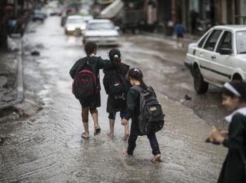 ילדים חוזרים מבית הספר בזמן הצפות בעיר עזה, ינואר 2015 / © צילום: ויסאם נאסר