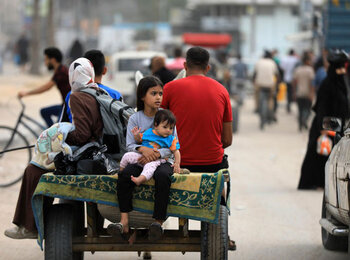فلسطينيون يفرّون من خانيونس على عربات تجرها الحمير بحثًا عن الأمان في مدينة رفح في الجنوب. تصوير منظمة الصحة العالمية