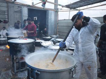 Humanitarian workers preparing hot Ramadan Iftar meals for displaced families in southern Gaza. Implemented by ANERA and World Central Kitchen, this is one of 122 relief projects currently supported by the occupied Palestinian territory Humanitarian Fund. Photo by ANERA 