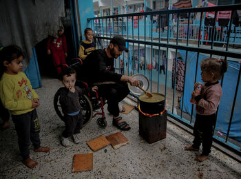 Gaza grapples with catastrophic hunger as new report predicts famine if conflict continues. A displaced Palestinian man cooking food on wood fire due to gas shortages in the schools where he takes shelter with his family. Photo by UNICEF/Omar Al-Qattaa, 7 December 2023