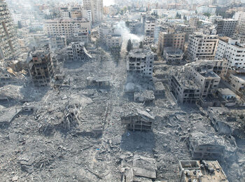 The intensity of attacks and scale of devastation are among the impediments to the delivery of relief aid to those in need across Gaza. The UN Secretary-General has stated that an effective aid operation requires ”security; staff who can work in safety; logistical capacity; and the resumption of commercial activity.” These four elements do not exist, he warned. Photo by UNRWA