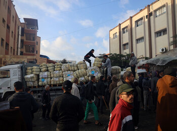Humanitarian operations in Deir al Balah, where hostilities have intensified, are severely curtailed. Warehouses, health centres and shelters fall within areas that have been newly issued with evacuation orders. As casualties rise, the ability to treat people is in jeopardy, with hospitals at risk of closure. Photo portraying the delivery of blankets to Nasser hospital last month, by UNICEF/El Baba