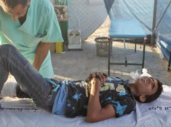 ייצוב של מטופל בנקודת ייצוב טראומה רפואית בשטח / © צילום: ארגון הבריאות העולמי