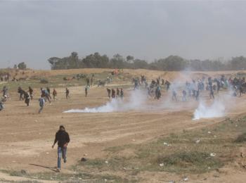Clashes near the Gaza perimeter fence, east of Al Bureij camp, 30 March 2018. © Photo by Ahmad Nofal