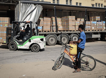 The delivery of life-saving supplies to An Nasr Hospital in Khan Younis. Photo by UNICEF/El Baba