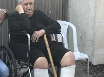 أيوب شماسنة البالغ من العمر 84 عاما في اليوم الذي أُخليت فيه العائلة في 5 أيلول/سبتمبر. الصورة التقتت من قبل مكتب الأمم المتحدة لتنسيق الشؤون الإنسانية.