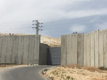 Main route connecting Az Za’ayyem village with East Jerusalem, May 2016. Photo by OCHA