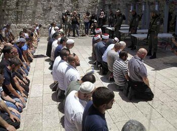 Palestinians pray outside Al Haram Al Sharif/Tmeple Mount in protests against newly installed metal detectors. Old City of Jerusalem, 16 July 2017. ©  Photo by Mahmoud Illean.