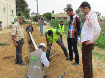 הנחת צינור מים חדש בעבסאן אל־כבירה / © צילום: Première Urgence Internationale