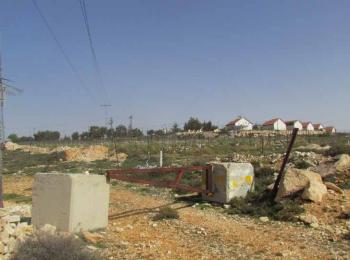 Road gate blocking access to Al Ganoub, May 2015.