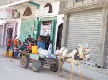 מיזם של הסוכנות האמריקנית לפיתוח בינלאומי לחלוקת מי שתייה לבני אדם חלשים ופגיעים בצפון רצועת עזה, 2017 / © צילום: משרד האו״ם לתיאום עניינים הומניטריים