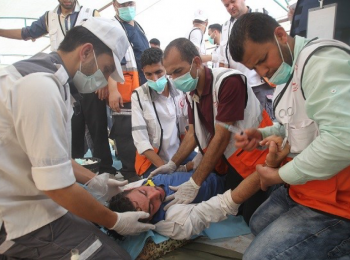 فريق طاقم طبي يقدم إسعافات الأولية للجرحى شرق خانيونس  © - حقوق الصورة: منظمة الصحة العالمية