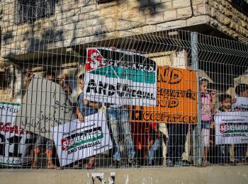 Palestinians from As Salaymeh and Gaith neighborhood protesting in the front of the newly erected fence and gate in the area. 28 August 2017. © Photo by CPT. 