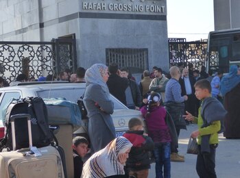 פלסטינים במעבר רפיח, פברואר 2016 / © צילום: משרד האו״ם לתיאום עניינים הומניטריים