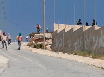 מתנחלים מלווים בחיילים ישראליים תוקפים את הכפר עוריף (נפת שכם), 6 ביולי 2018.