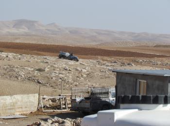 תושב קהילת ג׳ינבא (מסאפר יטא) מוביל מים, נובמבר 2017 / © צילום: משרד האו״ם לתיאום עניינים הומניטריים