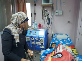 Yahia, a kidney dialysis patient at Ar Rantisi hospital. February 2018. ©  Photo by OCHA