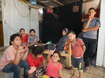 عائلة خضر في منزلها المتنقل والذي سكنت فيه منذ أكتوبر\تشرين أول 2014 في بيت حانون. أغسطس\آب. تصوير مكتب تنسيق الشؤون الإنسانية.