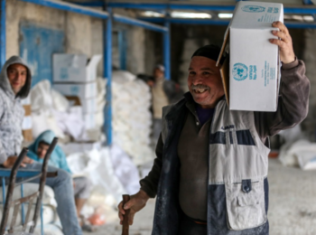 لاجئ فلسطيني يستلم سلة غذائية في مركز توزيع الشاطئ، مدينة غزة  © - الأونروا 2017، تصوير رشدي السراج