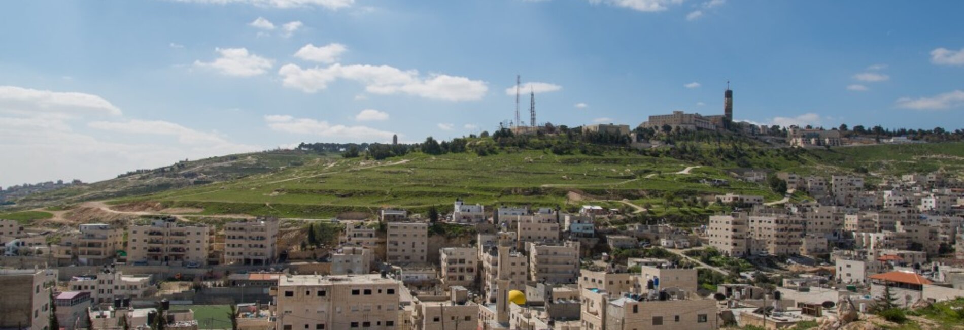 ‘Issawiya, East Jerusalem (foreground), occupied West Bank and Hebrew University (background), 2013. ©  Photo by OCHA