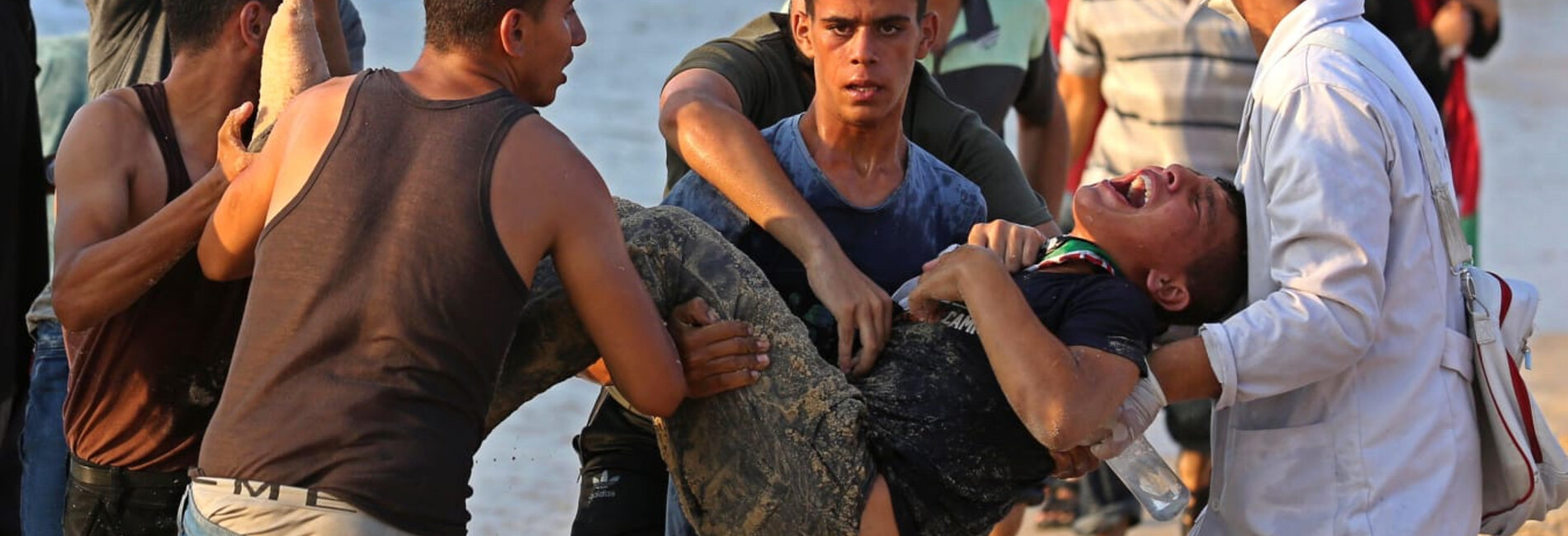 Palestinian injured during a demonstration protesting the naval blockade on the beach near the fence , northwest of Beit Lahiya. September 2018. © Photo by Ashraf Amra