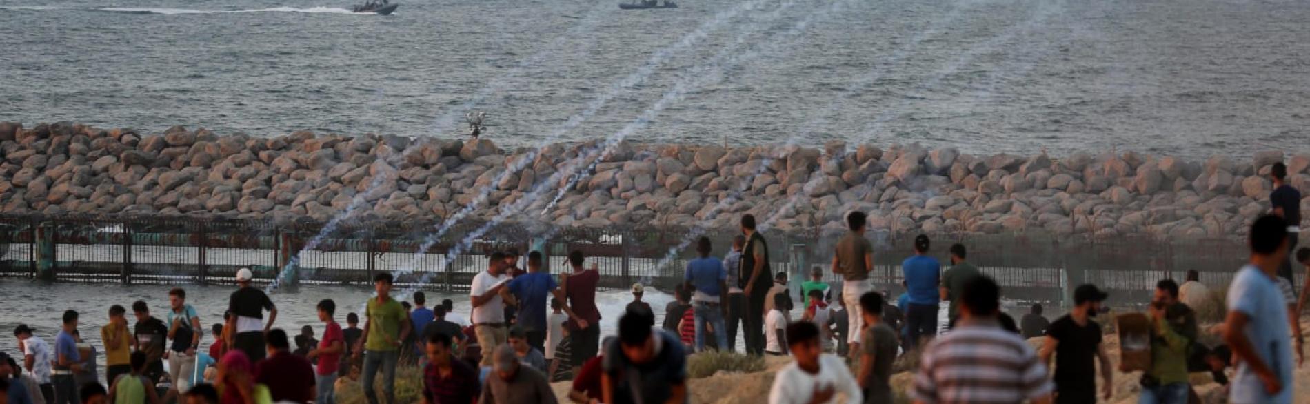 مظاهرة نظّمها فلسطينيون على الشاطئ قرب السياج إحتجاجًا على الحصار البحري، أيلول/سبتمبر 2018  © - تصوير أشرف عمرة