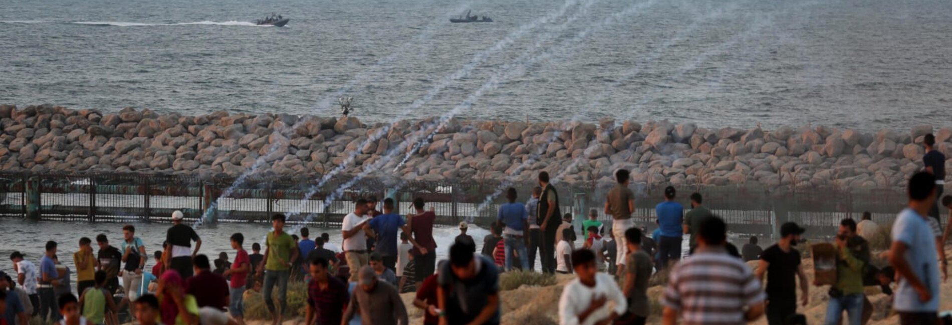 مظاهرة نظّمها فلسطينيون على الشاطئ قرب السياج إحتجاجًا على الحصار البحري، أيلول/سبتمبر 2018  © - تصوير أشرف عمرة