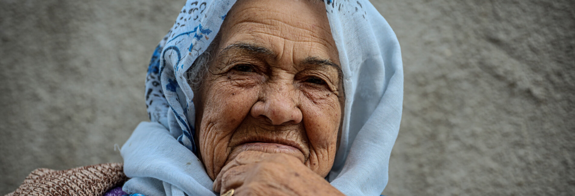 امرأة فلسطينية نازحة في مخيم للاجئين في مدينة رفح. تصوير منظمة الصحة العالمية
