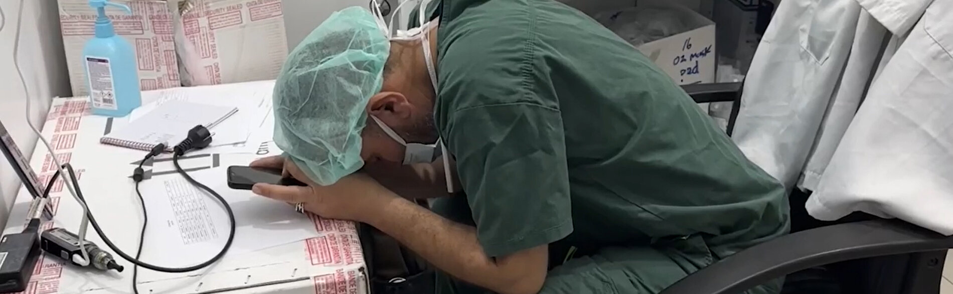 عامل طبي واضعا رأسه على يديه من شدة الإرهاق. تصوير منظمة أطباء بلا حدود