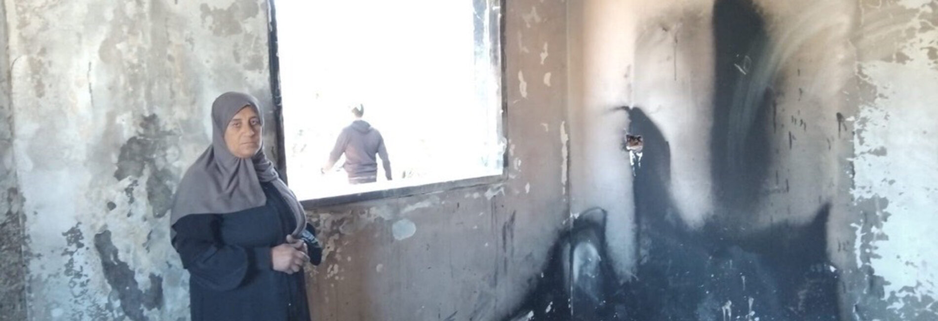 منزل تعود ملكيته لامرأة فلسطينية تبلغ من العمر 65 عامًا وحفيدها وقد لحقت به أضرار فادحة بسبب هجوم شنّه المستوطنون الإسرائيليون على قرية جالود، نابلس. تصوير: إحدى المنظمات الشريكة