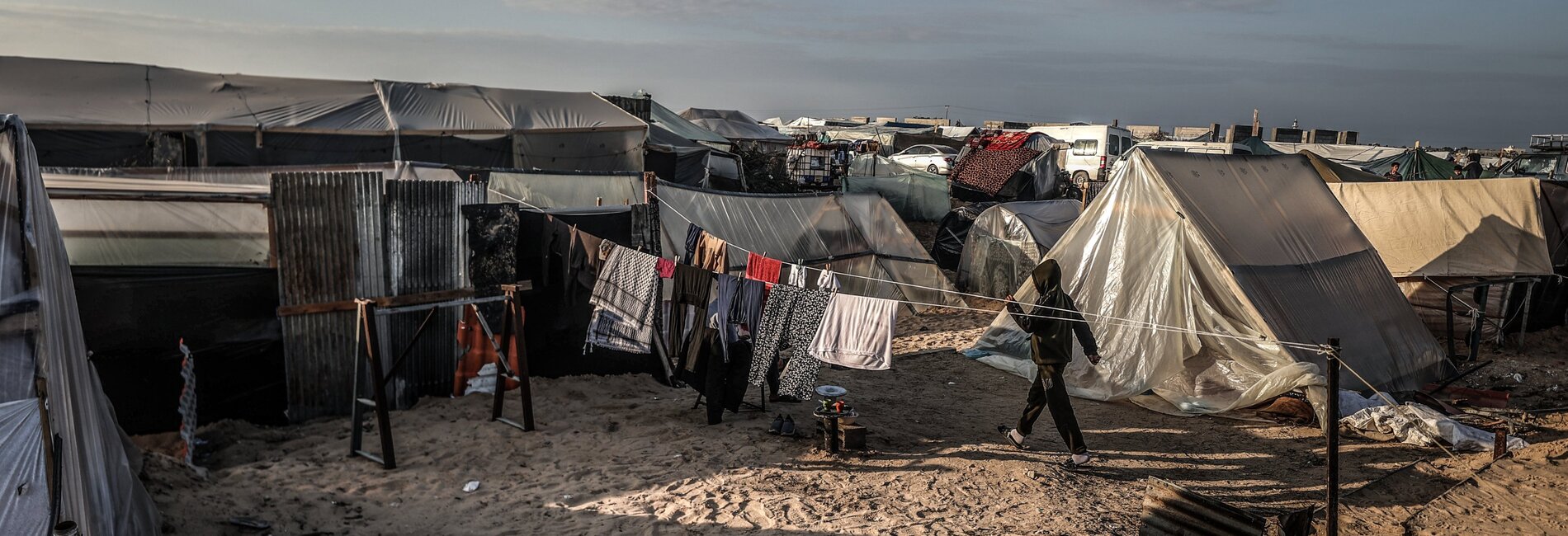 Some 1.9 million people in Gaza have begun 2024 in a state of displacement. "We cannot talk about safety anywhere," stated the United Nations High Commissioner for Human Rights. "People are sleeping in the streets, out in the open." Improvised tent camp in Rafah. Photo by the World Food Programme