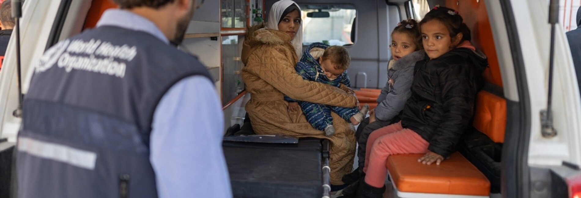 طفل يقف وسط الأنقاض وممتلكات شخصية خارج خيمة في قطاع غزة. تصوير اليونيسف.