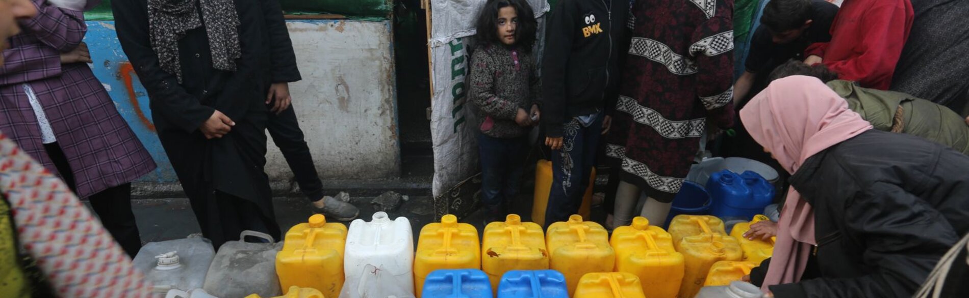 تفيد منظمة اليونيسف بأن أربعًا من كل خمس أسر في غزة تفتقر إلى إمكانية الحصول على مياه نظيفة وبطريقة آمنة. ووفقًا لتقييم أُعد مؤخرًا، لا يحصل النازحون إلا على لترين من المياه يوميا لكل فرد، وهي كمية تقل كثيرًا عن الحد الأدنى الموصى به والبالغ 15 لترًا. تصوير وكالة الأونروا.