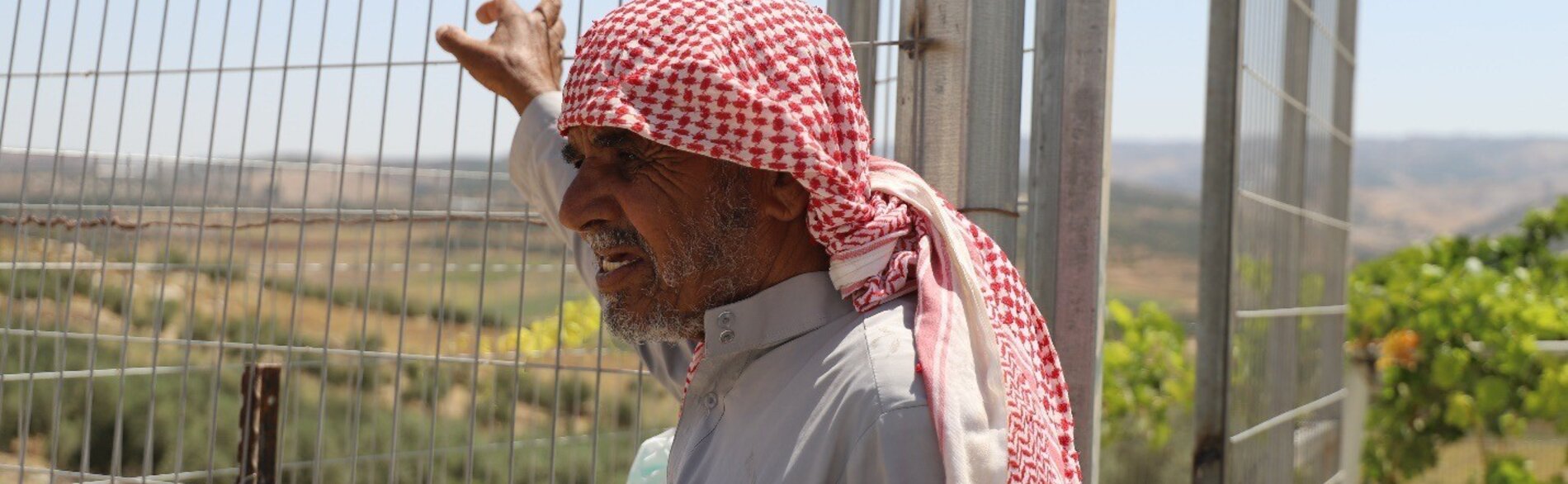أبو وليد، مزارع ومختار تجمّع قيلة، قرب منزله. تصوير ( منظمة العمل ضد الجوع - ACF)