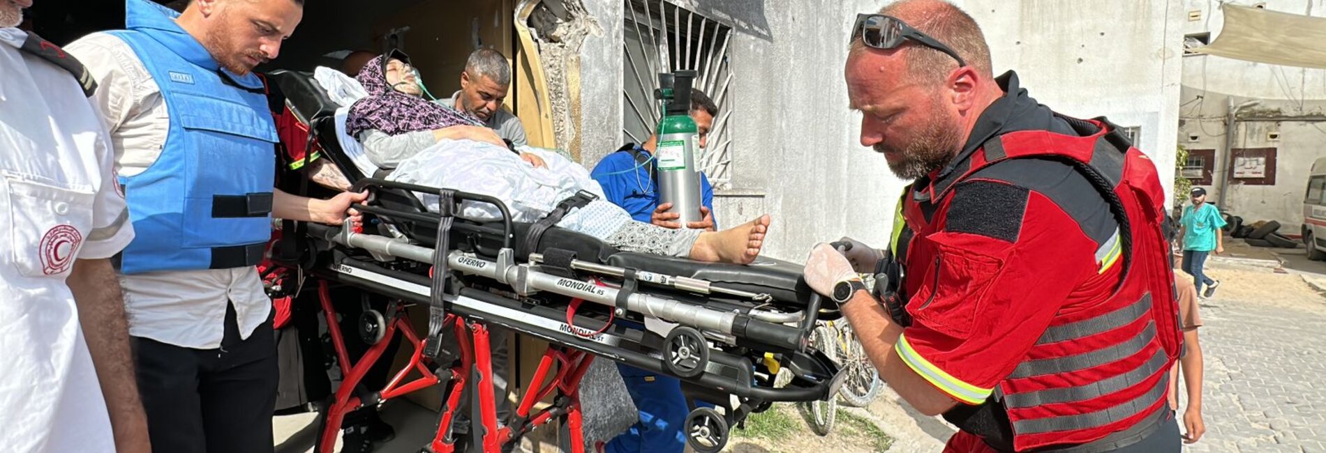 An emergency medical team in action. Photo: World Health Organization.