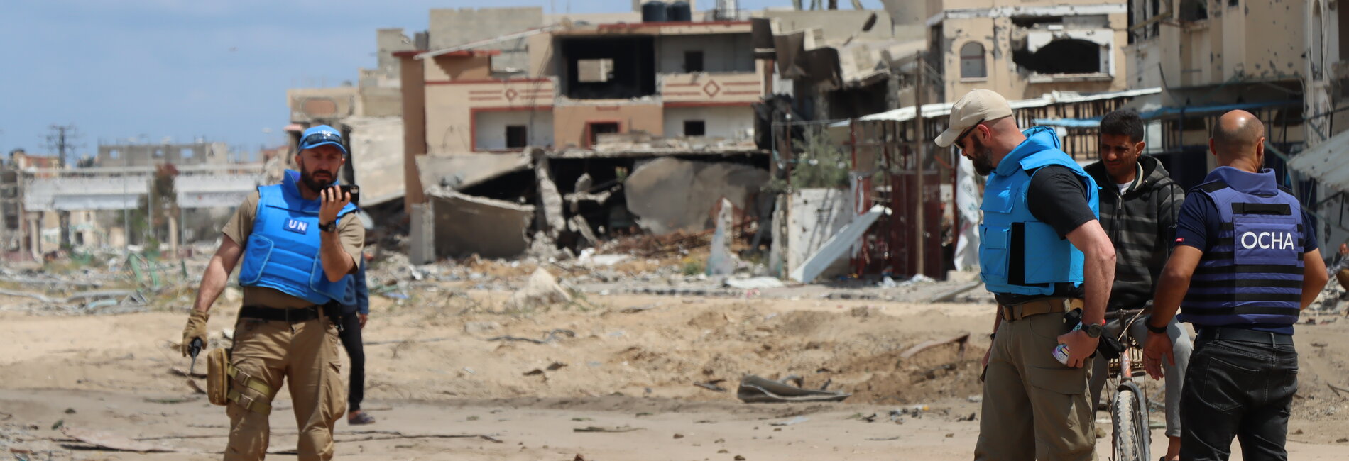 A UN team inspects an unexploded 1,000-pound bomb lying on a main road in Khan Younis. Photo: OCHA/Themba Linden.