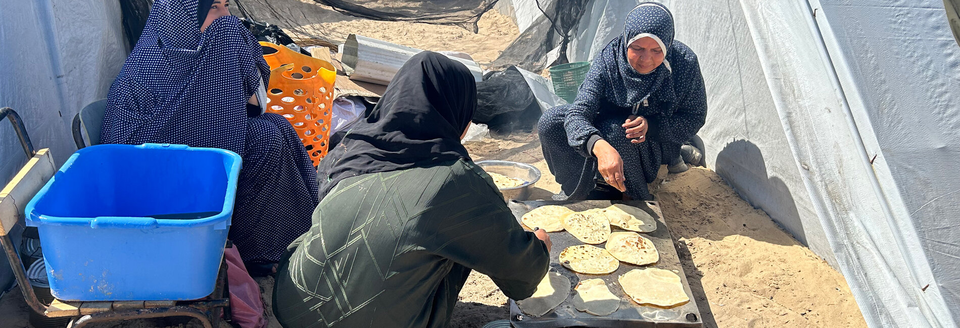 خلّفت وراءها خمسة أشهر من الأعمال القتالية المتواصلة في غزة وشحّ الغذاء والمياه والرعاية الطبية الكثيرين ليكافحون في سبيل البقاء على قيد الحياة، وخاصة الحوامل والأمهات الحديثات الإنجاب. تصوير وكالة الأونروا.