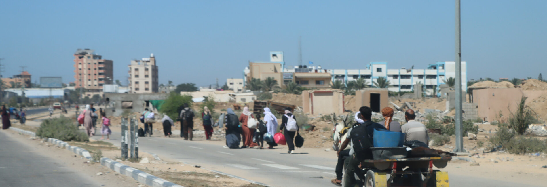Palestinians fleeing from from Al Qarara and Wadi Al Salqa areas in Khan Younis following an Israeli evacuation order on 8 August. Photo: Themba Linden/OCHA 