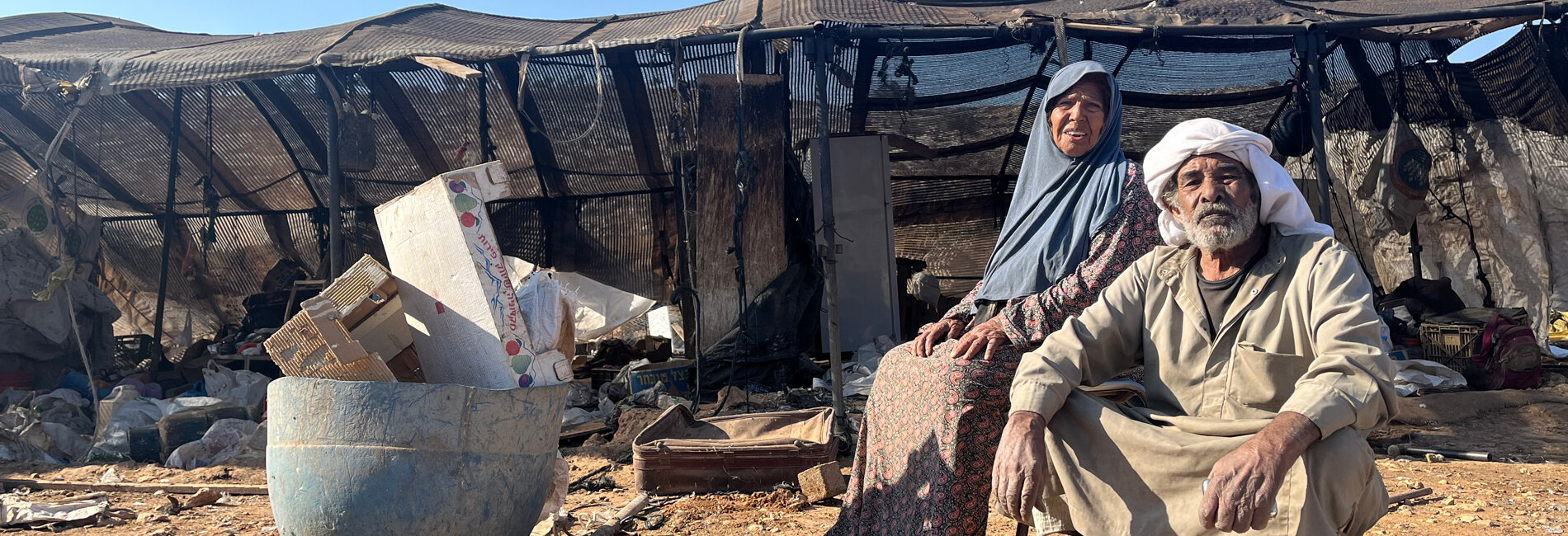 مسنّان بدويان فلسطينيان يجهزان لتفكيك مبناهما والرحيل مع أسرتهما من مشارف قرية نعلين في محافظة رام الله بسبب تهديدات المستوطنين الإسرائيليين وهجماتهم. تصوير مكتب الأمم المتحدة لتنسيق الشؤون الإنسانية
