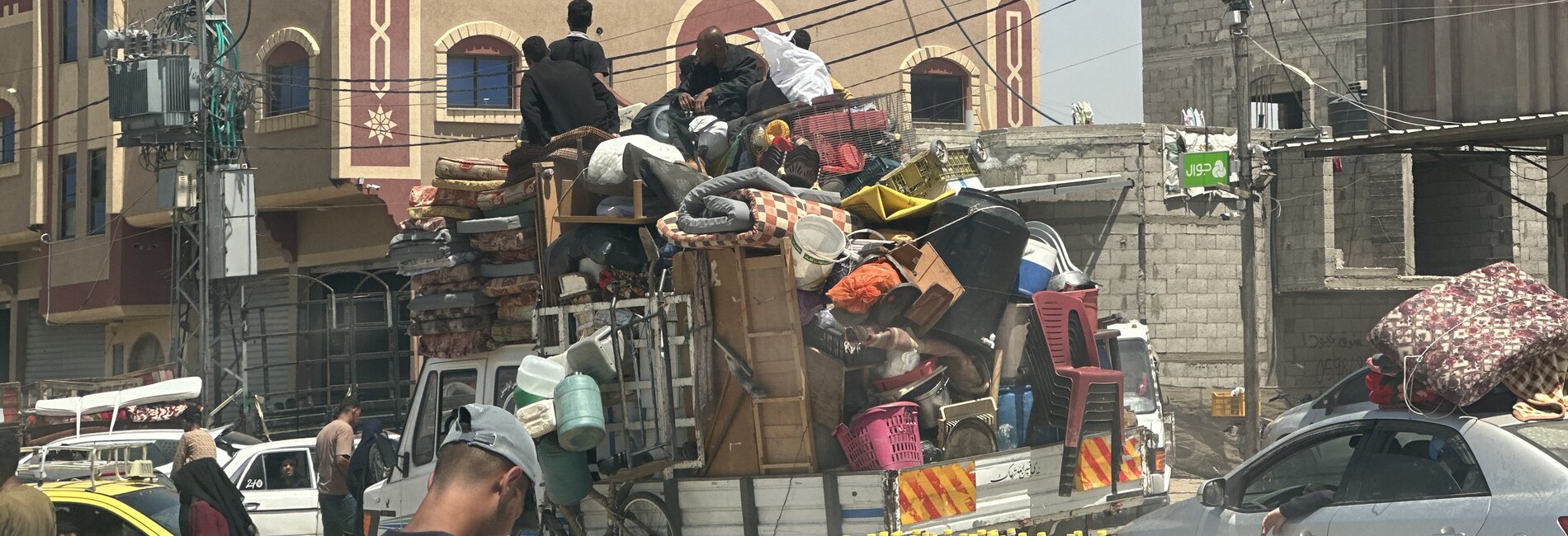 בני אדם נעקרים מרפיח. צילום: משרד האו"ם לתיאום עניינים הומניטריים.