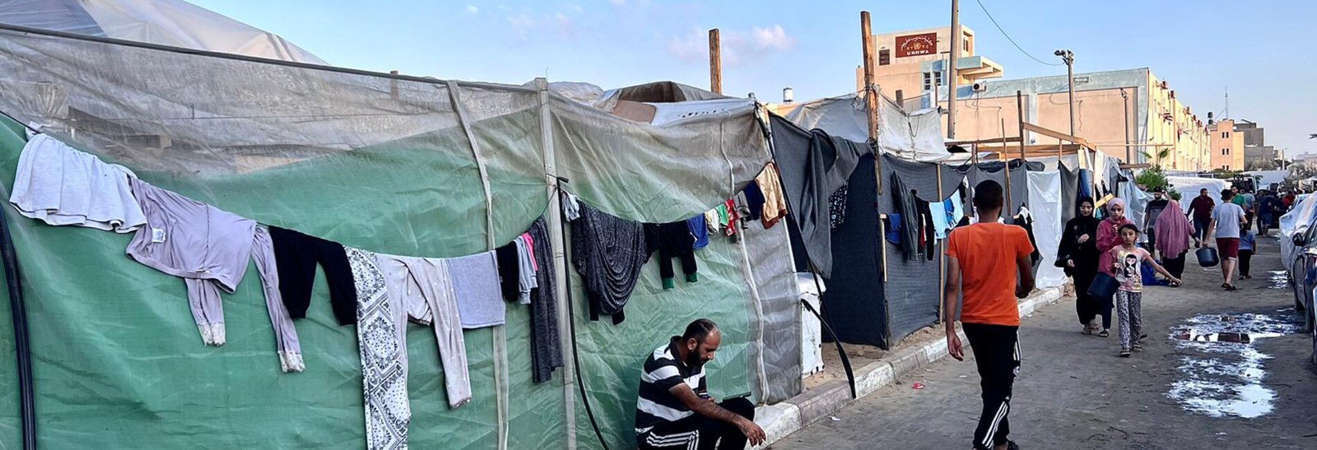 Displaced people seeking refuge in southern Gaza. With shelters being overcrowded, most displaced men and older boys are sleeping in the open, in school yards or in the streets, often next to the external walls of the shelters. Photo by WHO, 15 November 2023