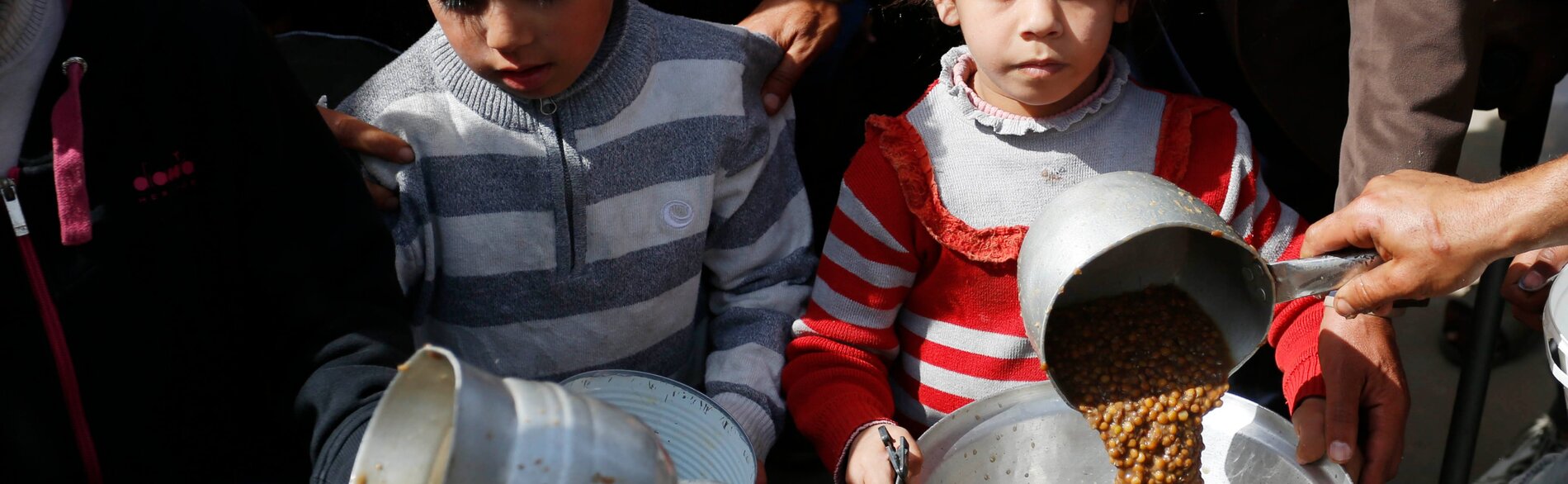 حذّر برنامج الأغذية العالمي من مجاعة وشيكة، حيث قدم 88 طنًا متريًا من الطرود الغذائية ودقيق القمح لـ25,000 شخص في شمال غزة خلال هذا الأسبوع. تصوير الأونروا