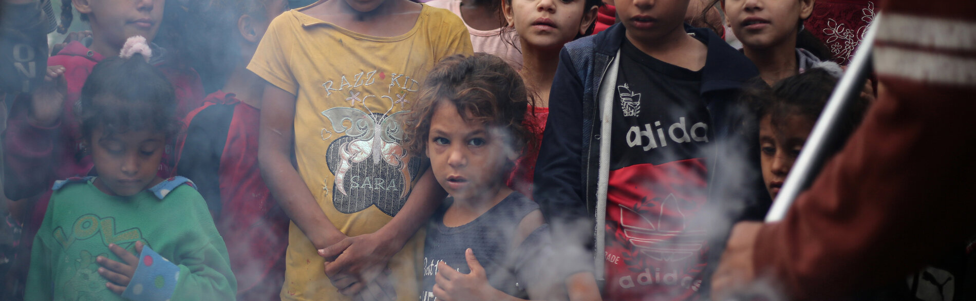 تحذّر المديرة التنفيذية لبرنامج الأغذية العالمي، سيندي ماكين، من أن «السكان في غزة يتضورون جوعًا حتى الموت الآن،» حيث يتوقع أن يواجه شخص من كل اثنين مستويات كارثية من انعدام الأمن الغذائي. تصوير اليونيسف/البابا