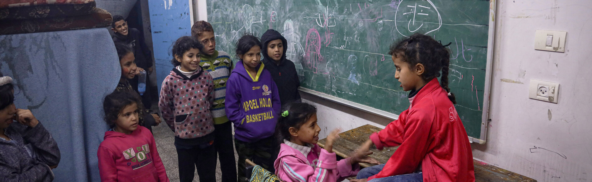 ילדים בבית ספר המשמש מחסה לעקורים בעיר רפיח. צילום: יוניסף / אל-באבא