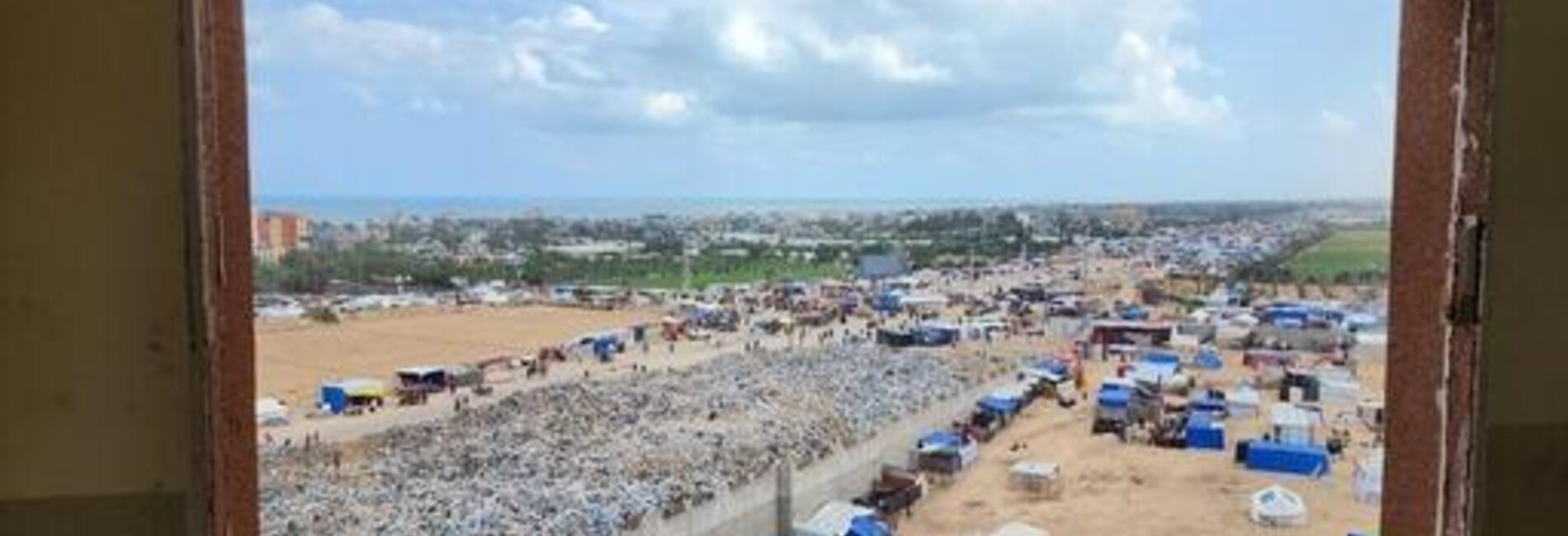 Piles of waste alongside the tents of displaced people in Rafah, southern Gaza Strip. Photo: UNICEF, Iyad El Baba