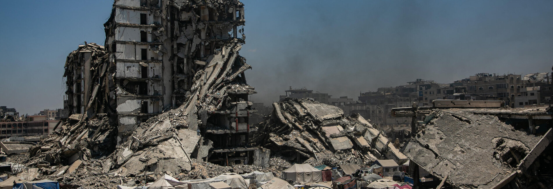 מראות ממחנה עקורים בצפון אזור א־שאטי, במערב העיר עזה, שבו חיות משפחות בתנאים מחרידים, בין מבנים הרוסים ומעשי איבה מתמשכים. צילום: UNICEF/UNI845995/Nateel