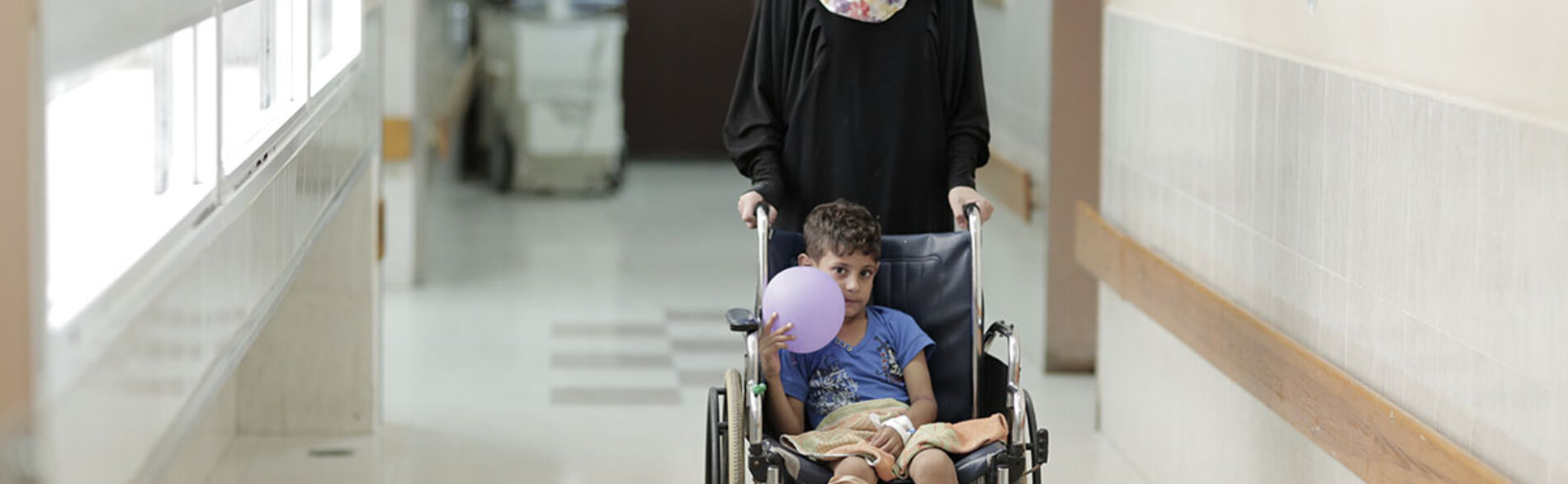 אם ובנה במחלקה האורתופדית של בית החולים א־שיפא, בעיר עזה, אוקטובר 2015 / © צילום: ארגון הבריאות העולמי