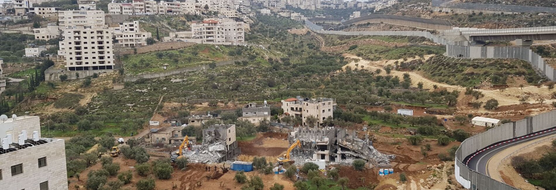 Demolitions in Bir Onah, next to the ‘tunnels road’ that connects the Etzion settlement ©  Photo by OCHA